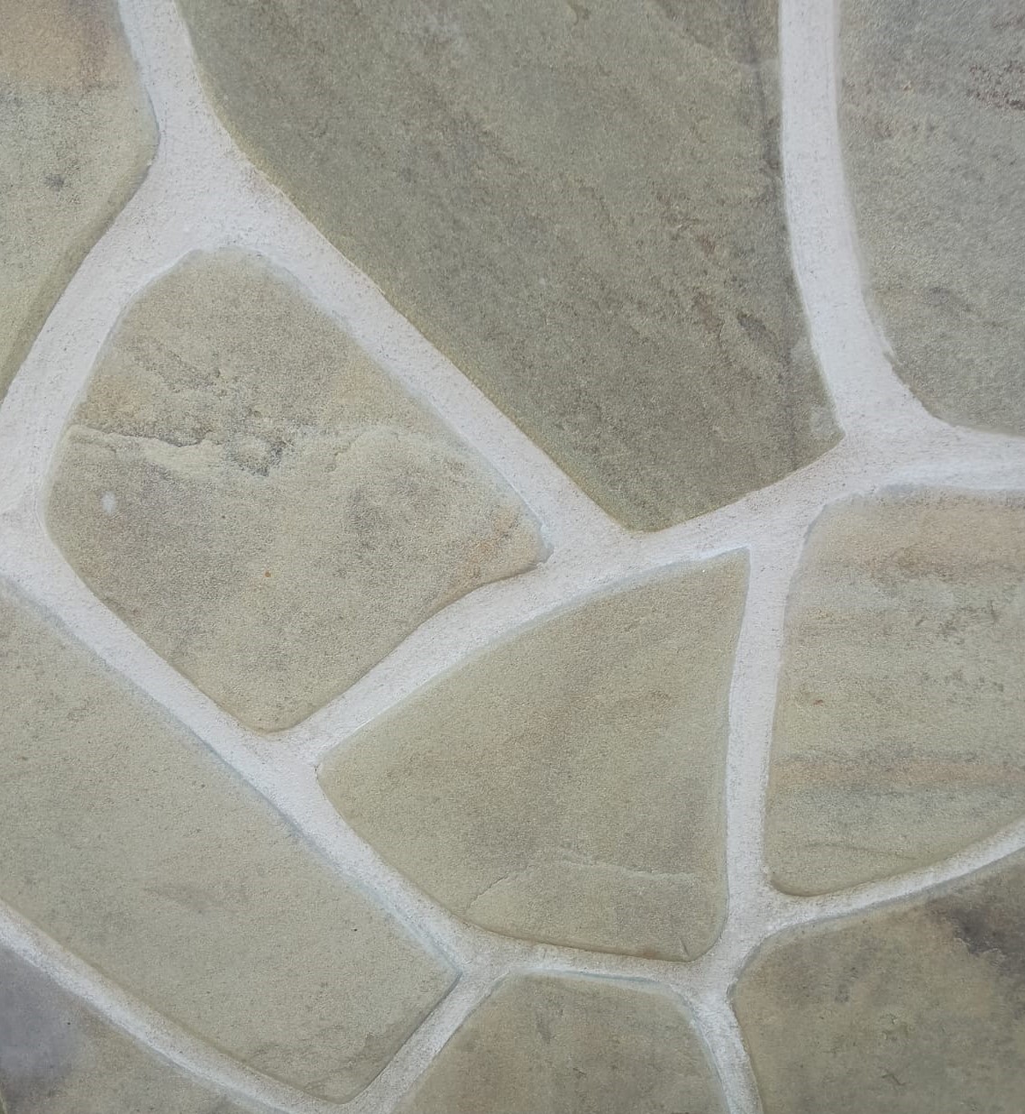 Песчаник серо-зеленый рваный край галтованный 50-60мм Camonica купить в Санкт-Петербурге