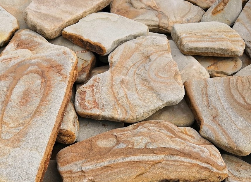 Песчаник бежевый тигровый рваный край галтованный 50-60мм Camonica купить в Санкт-Петербурге