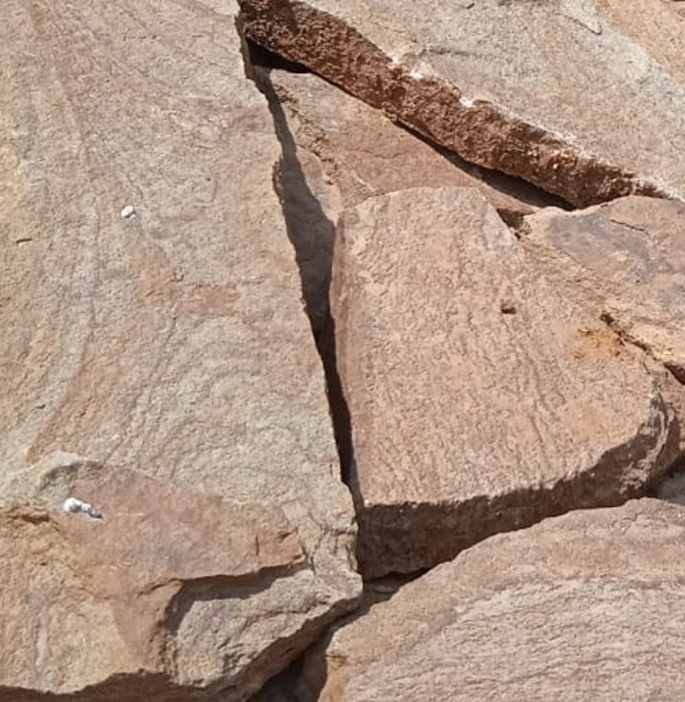 Песчаник желто-рыжий, рваный край 15-25 мм купить в Санкт-Петербурге