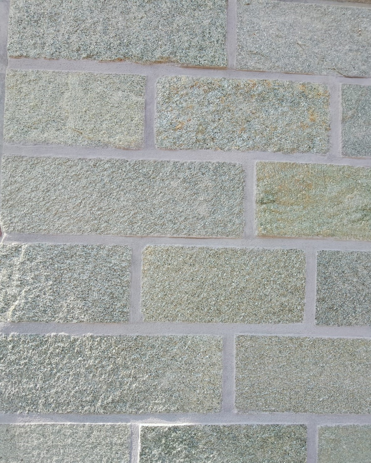 Плитка из кварцита зеленого (златолит) 100мм без скола купить в Санкт-Петербурге