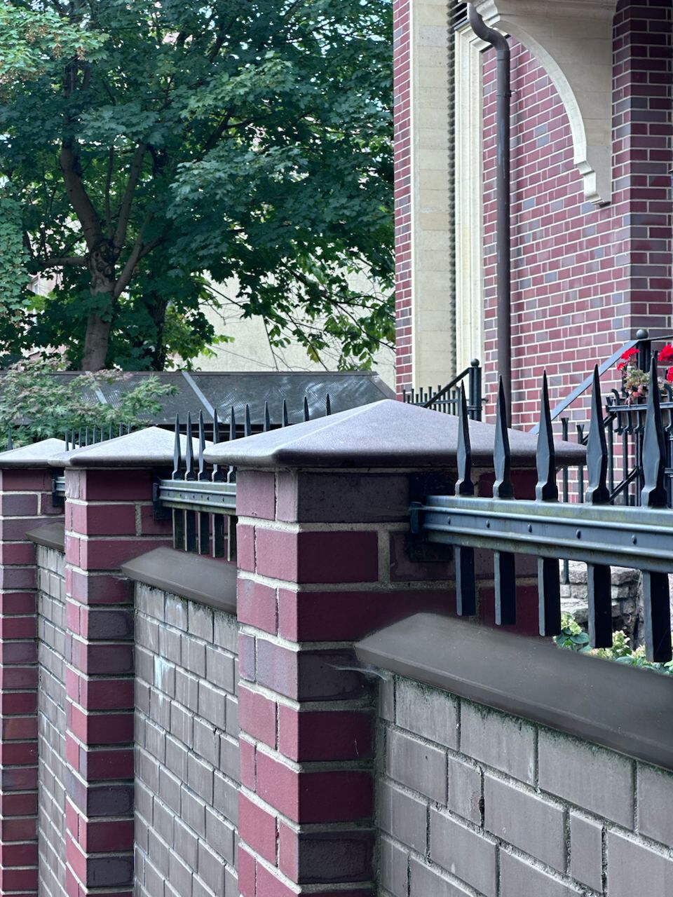 БЕТ-А Оголовник пролетный 620х250х50мм 8019 (серо-коричневый) 60шт/пд купить в Санкт-Петербурге